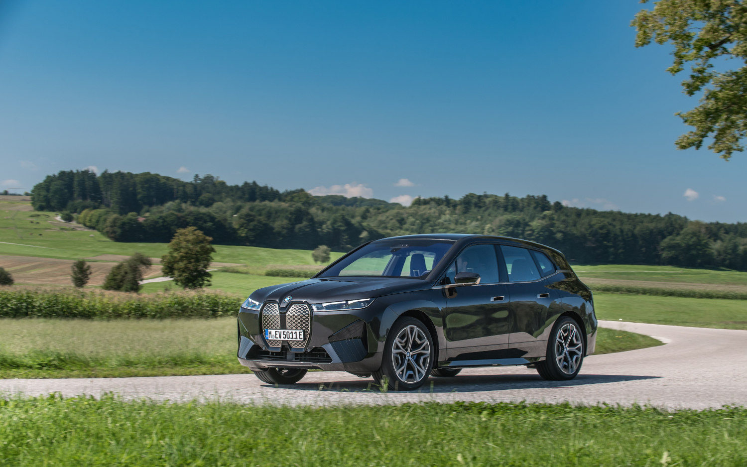 Comparison - Zeekr X Electric 2024 - vs - BMW iX xDrive50 2022 | SUV Drive